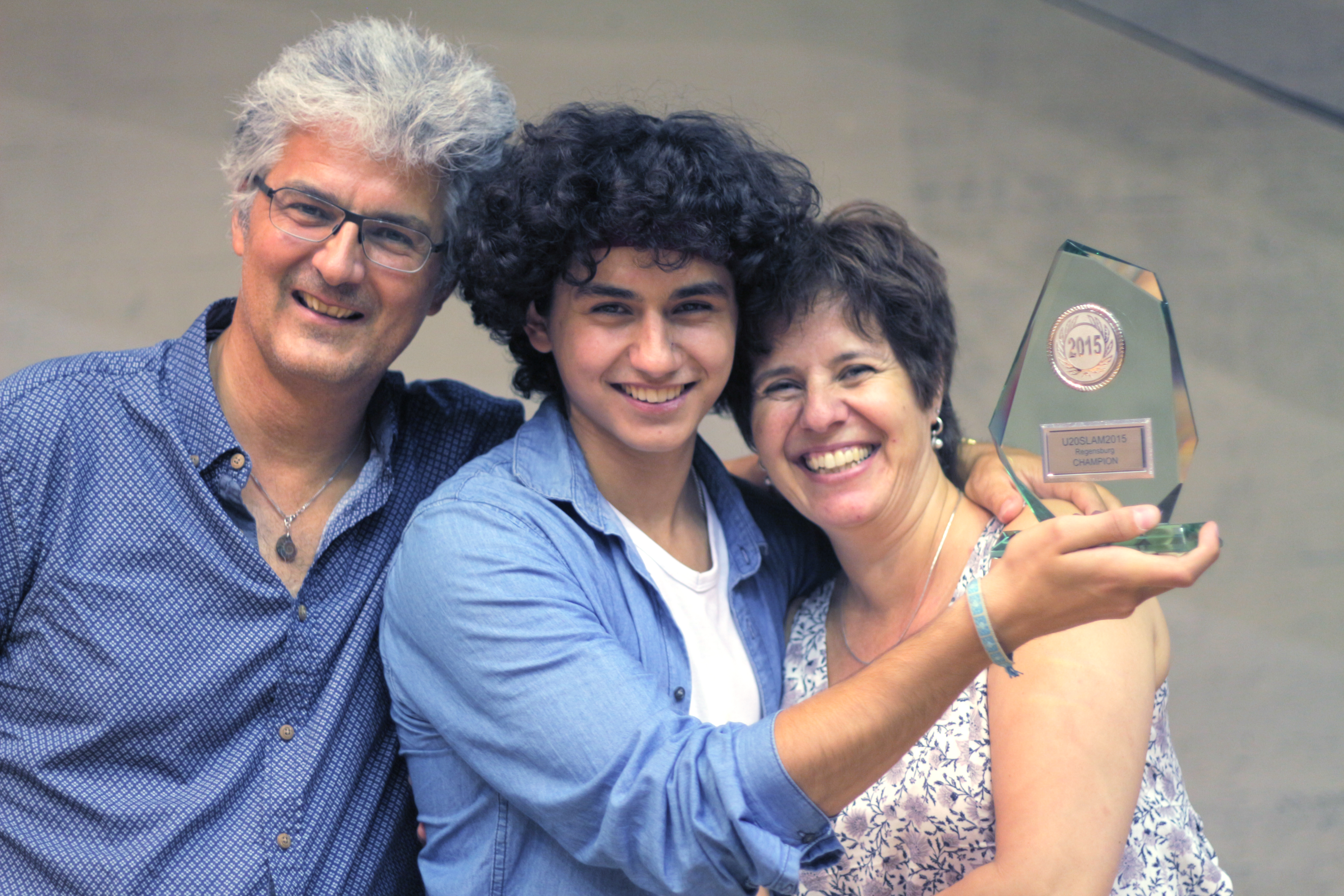 Jonas Balmer mit dem u20 Titel 2015 und seinen Eltern